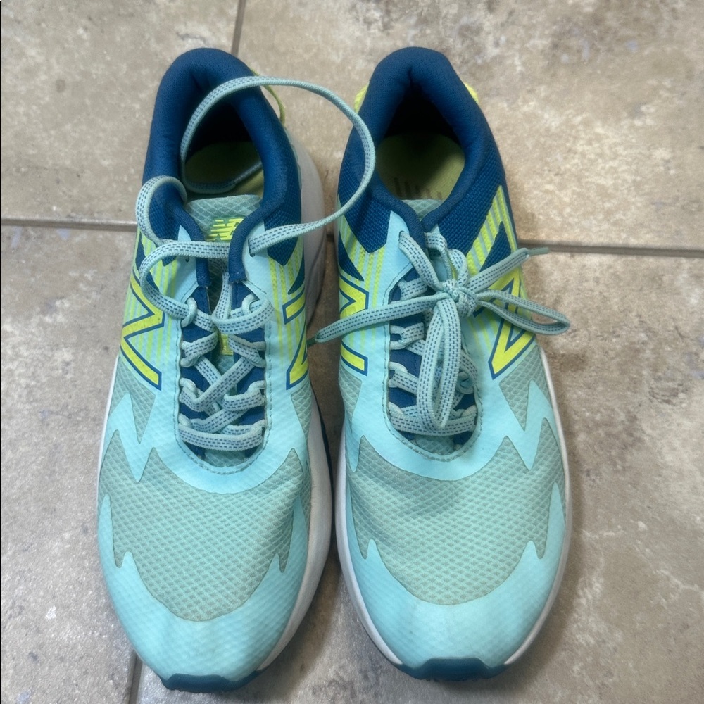 Girls (big kid) New Balance rave run sneaker
Size 6 - Picture 2 of 8